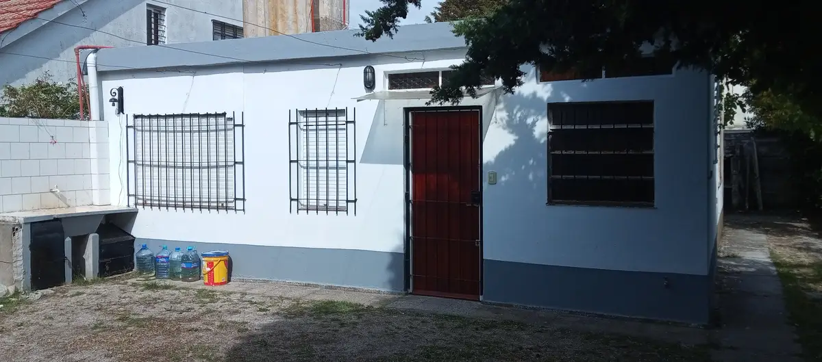 EXCELENTE CASA CON COCHERA